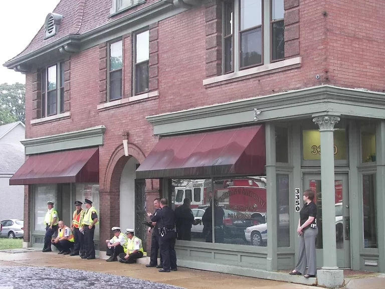 Shelter for the rain for the Hummurt Funeral procession